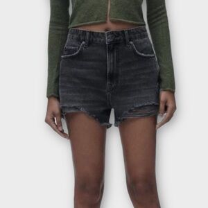 ZARA The Cut off Short in Black Sz 2
Black distressed short denim shorts.